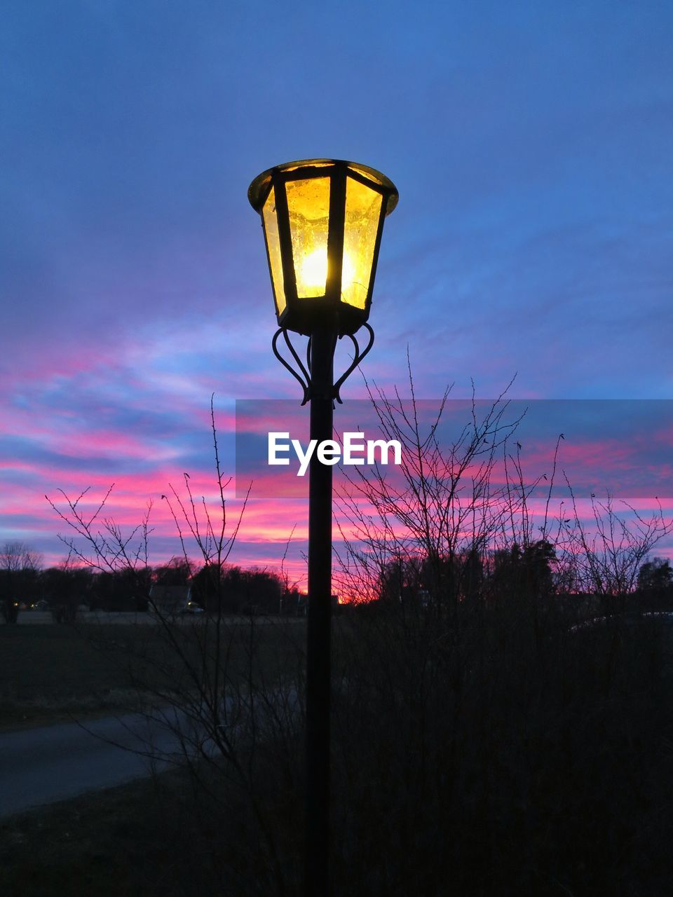 LOW ANGLE VIEW OF STREET LIGHT AGAINST SKY AT NIGHT