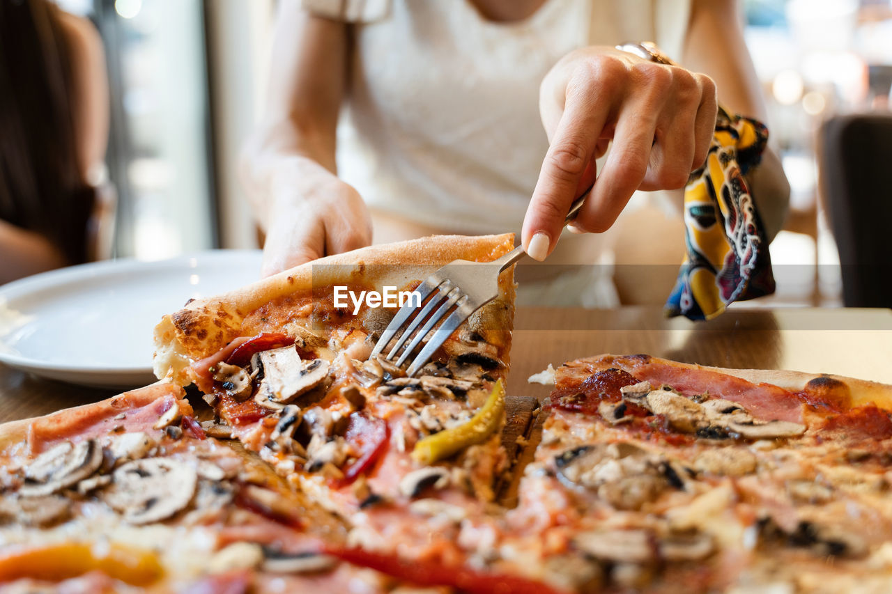 MIDSECTION OF PERSON EATING FOOD