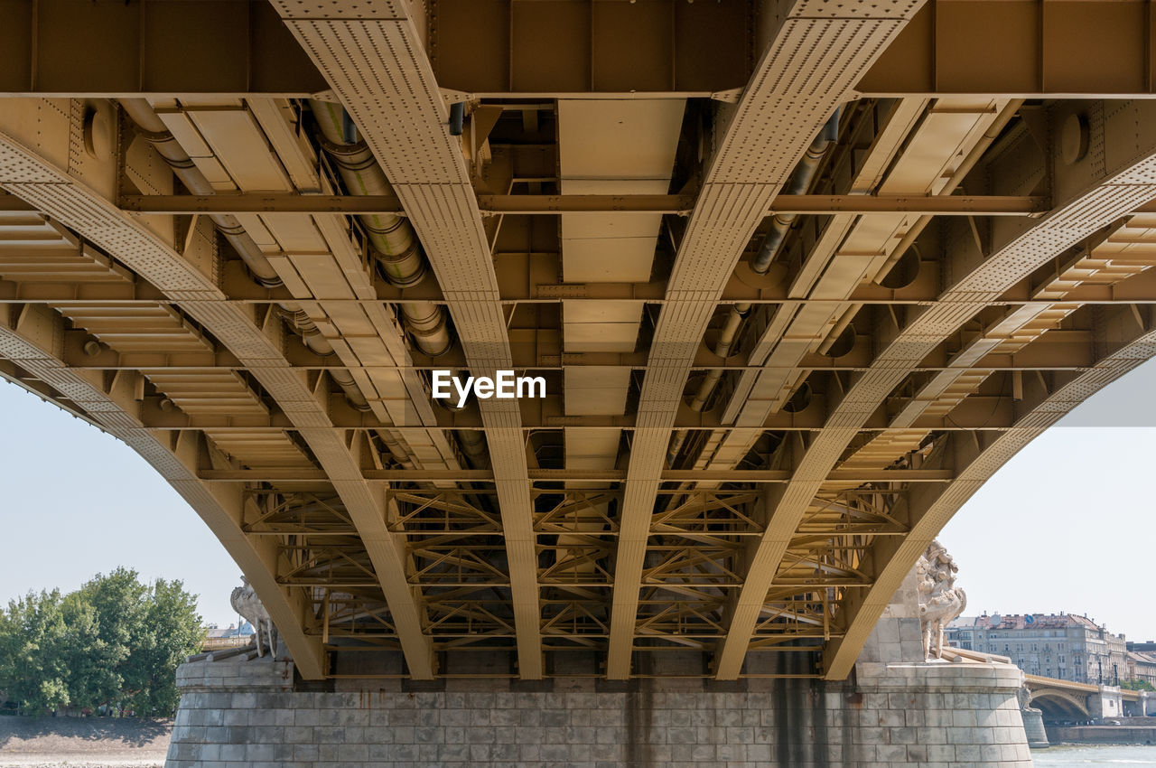 LOW ANGLE VIEW OF BRIDGE ACROSS RIVER