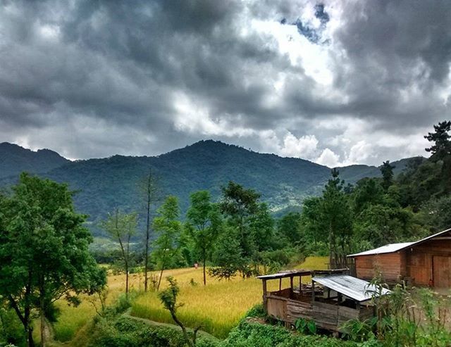 SCENIC VIEW OF MOUNTAINS AGAINST CLOUDY SKY