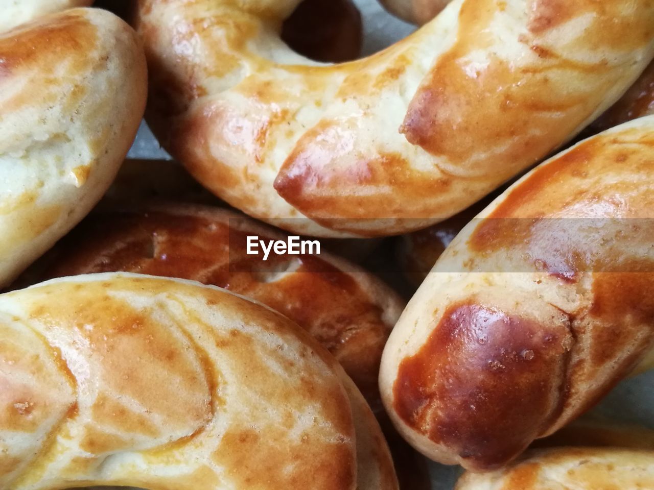 FULL FRAME SHOT OF ROASTED BREAD