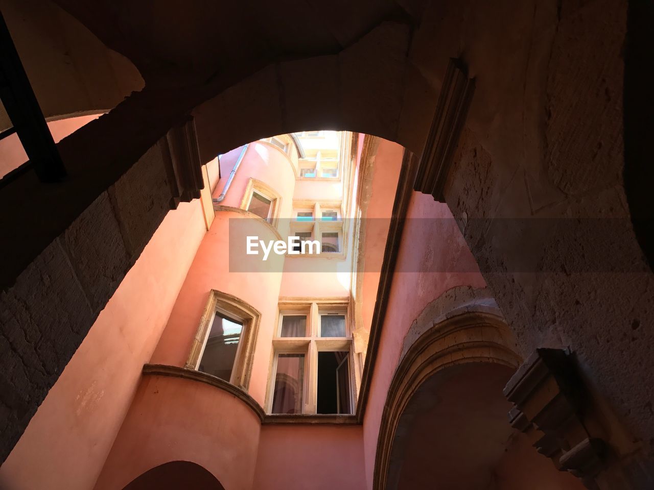 LOW ANGLE VIEW OF STAIRCASE IN BUILDING