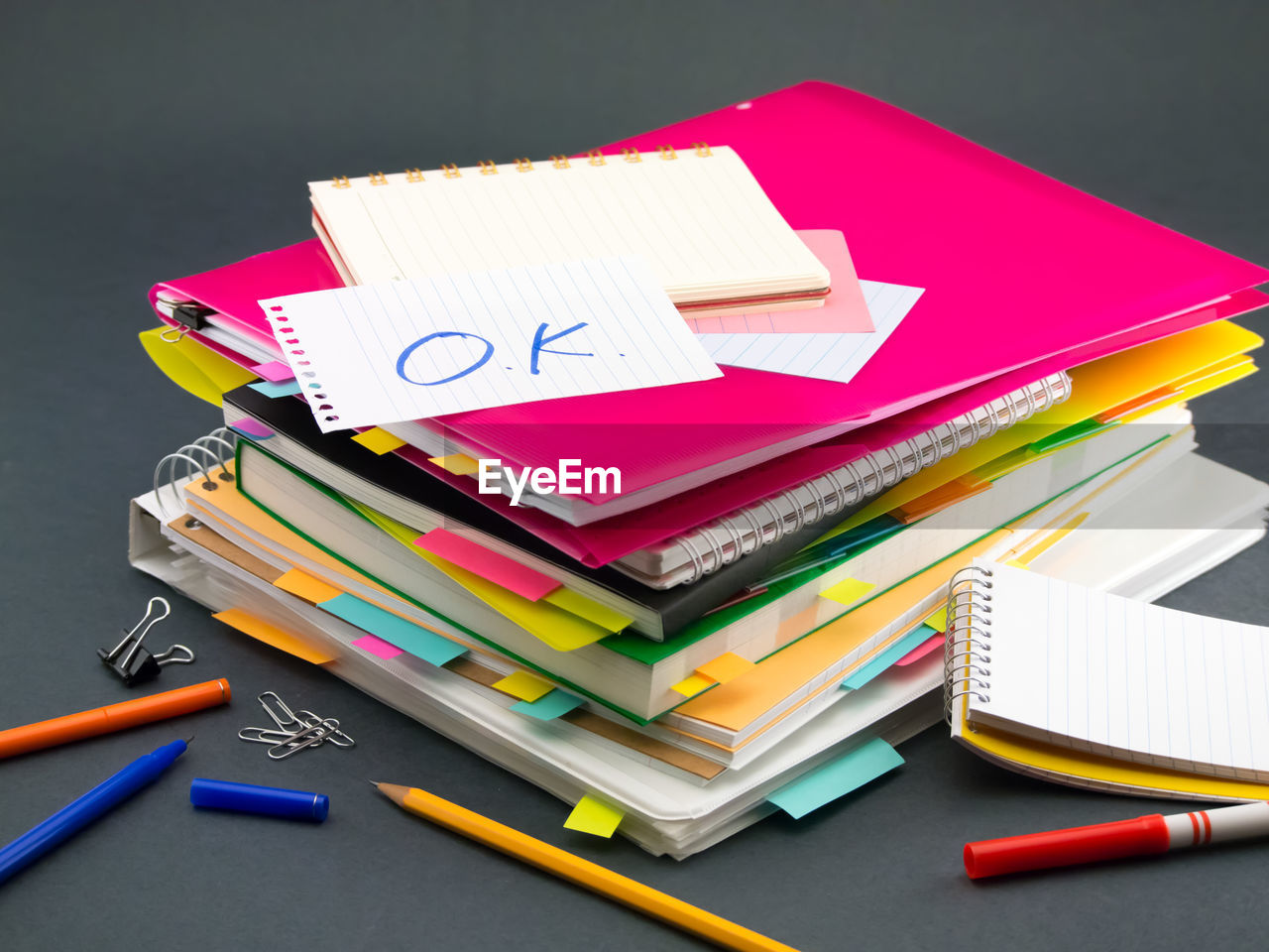 HIGH ANGLE VIEW OF PENCIL ON TABLE