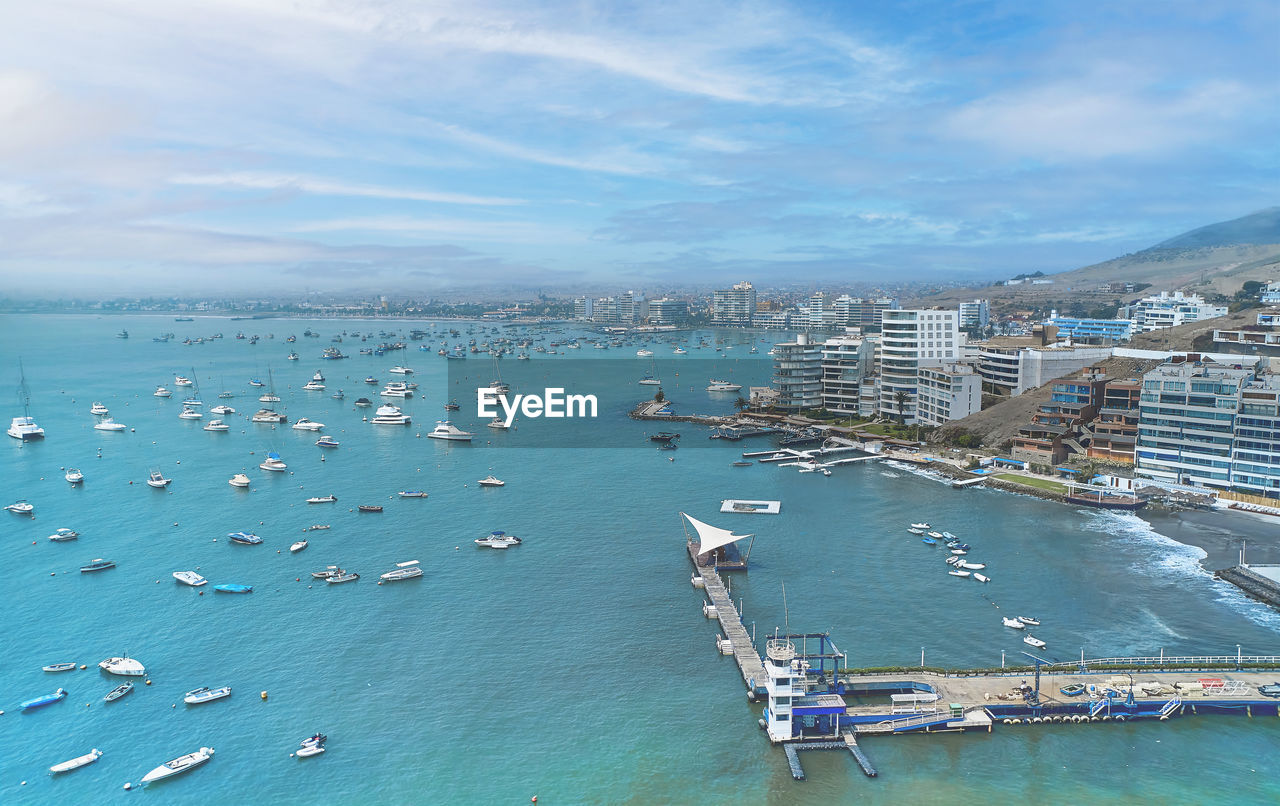 HIGH ANGLE VIEW OF BOATS IN BAY