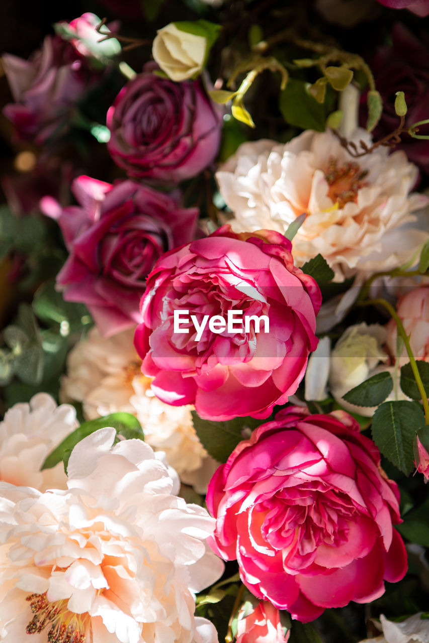 HIGH ANGLE VIEW OF PINK ROSE BOUQUET