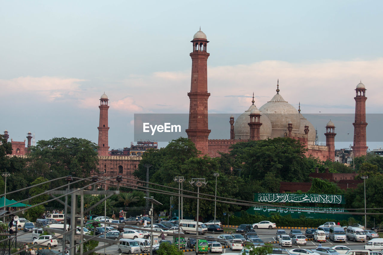 View of historical badshahi mosque in lahore city against sky