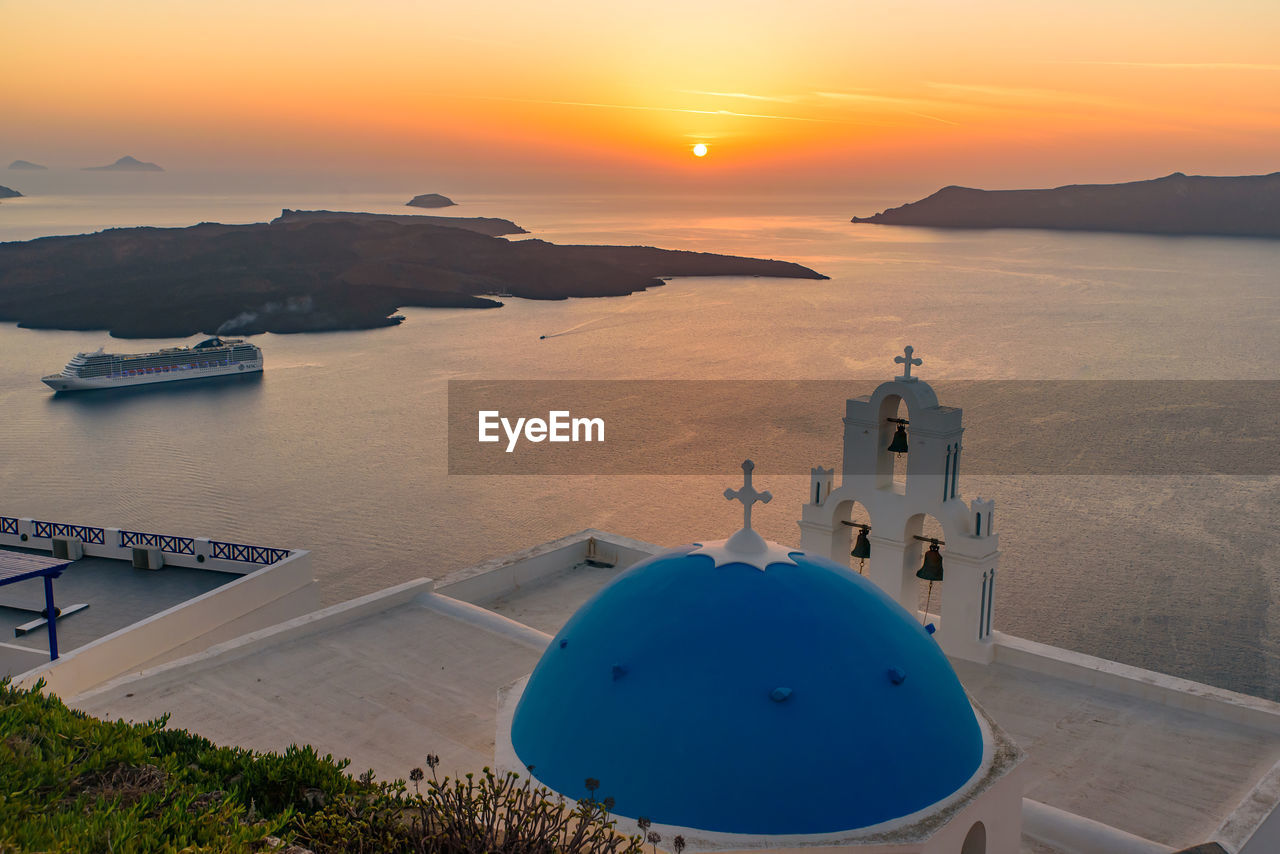 HIGH ANGLE VIEW OF MOSQUE AT SUNSET