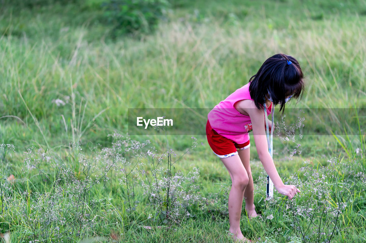 FULL LENGTH OF WOMAN ON FIELD