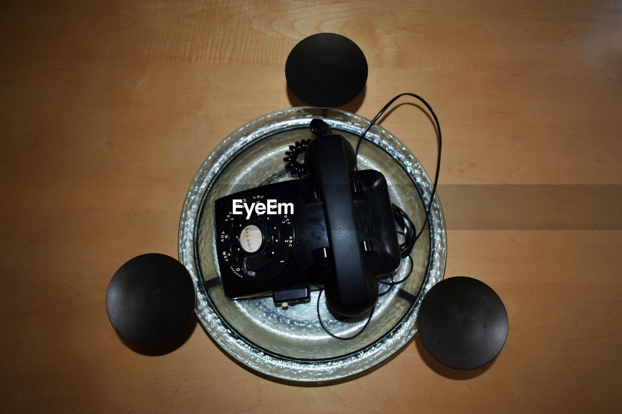 HIGH ANGLE VIEW OF BLACK TEA ON TABLE AT HOME