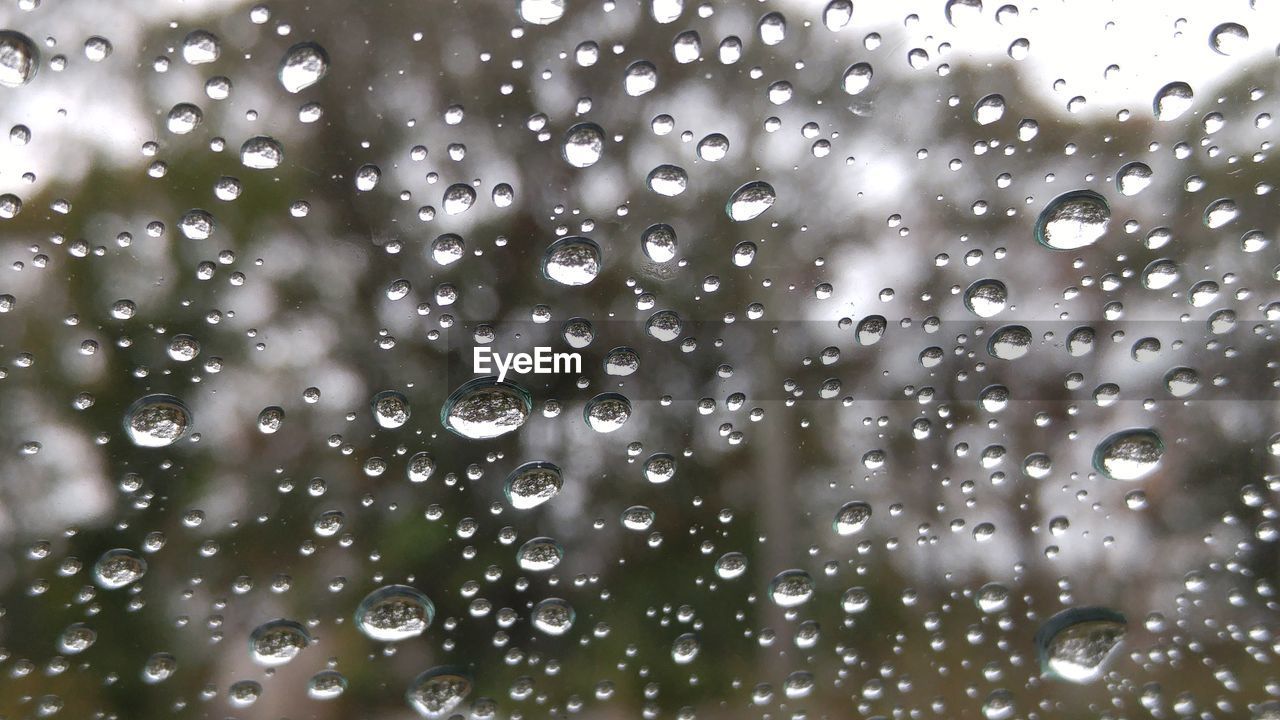 CLOSE-UP OF WATER DROPS ON GLASS