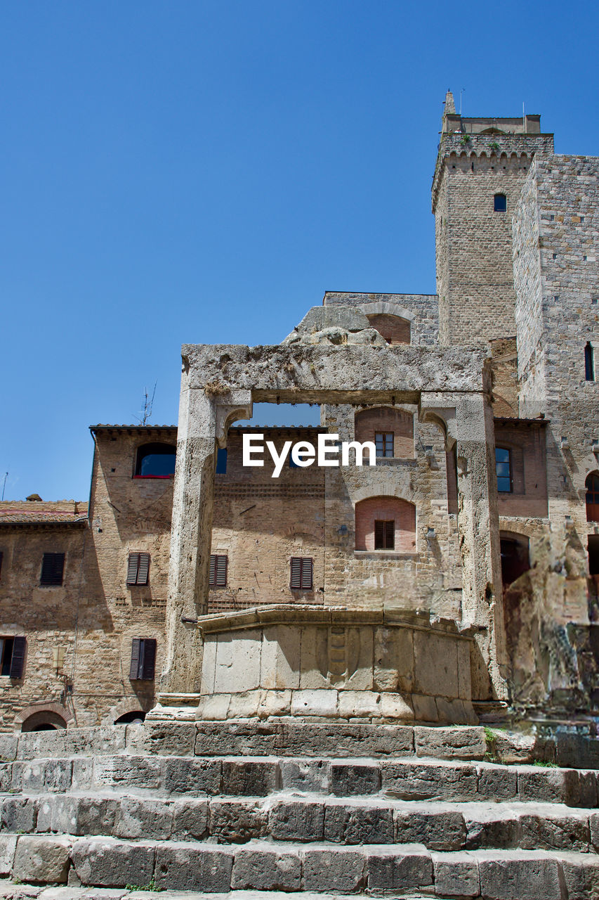 Triangular square lined with medieval houses.

