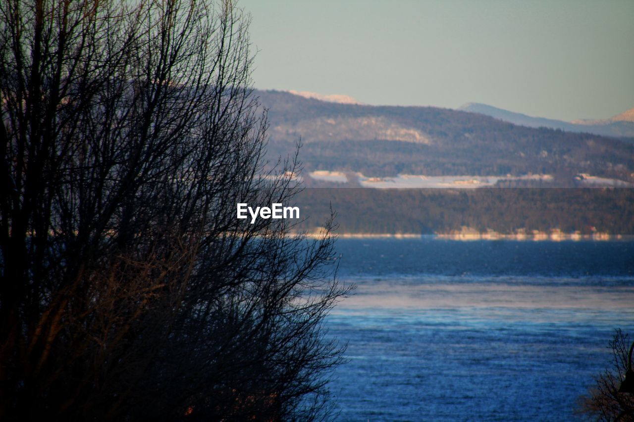 SCENIC VIEW OF SEA AGAINST SKY DURING WINTER