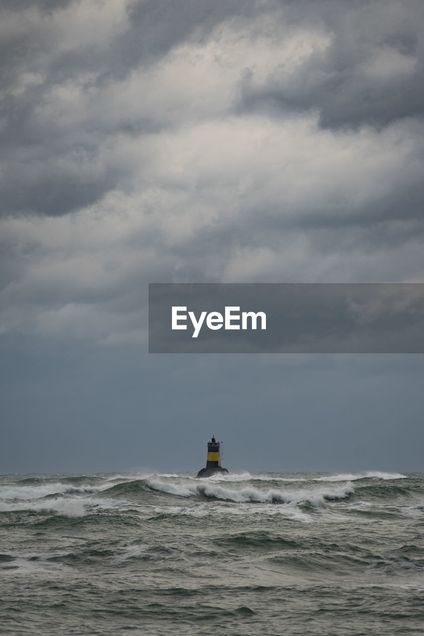 SCENIC VIEW OF BOAT SAILING ON SEA AGAINST SKY