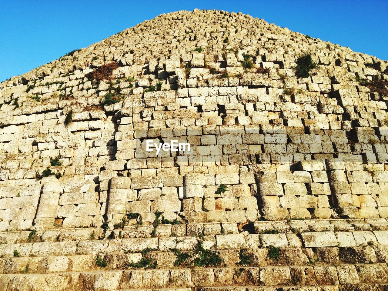 LOW ANGLE VIEW OF OLD RUIN AGAINST SKY