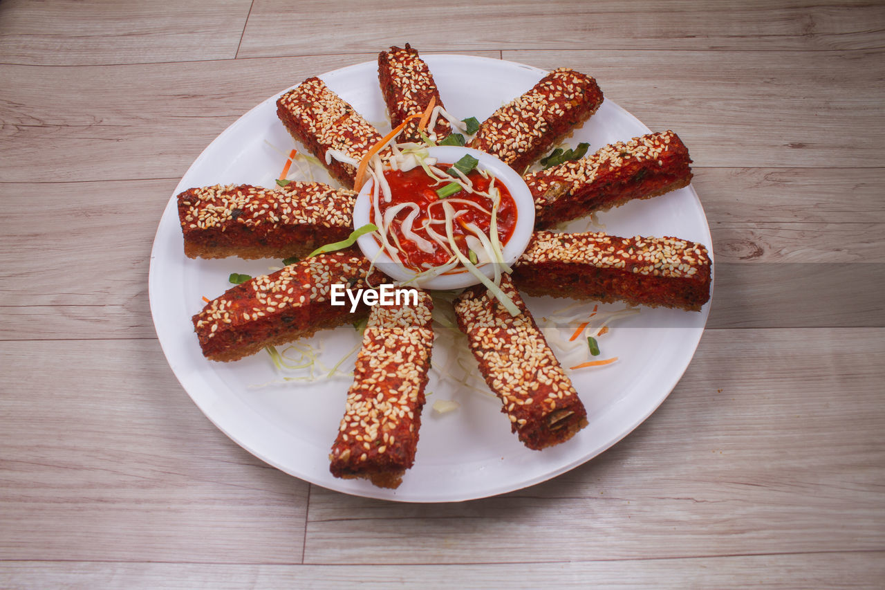 HIGH ANGLE VIEW OF DESSERT ON TABLE