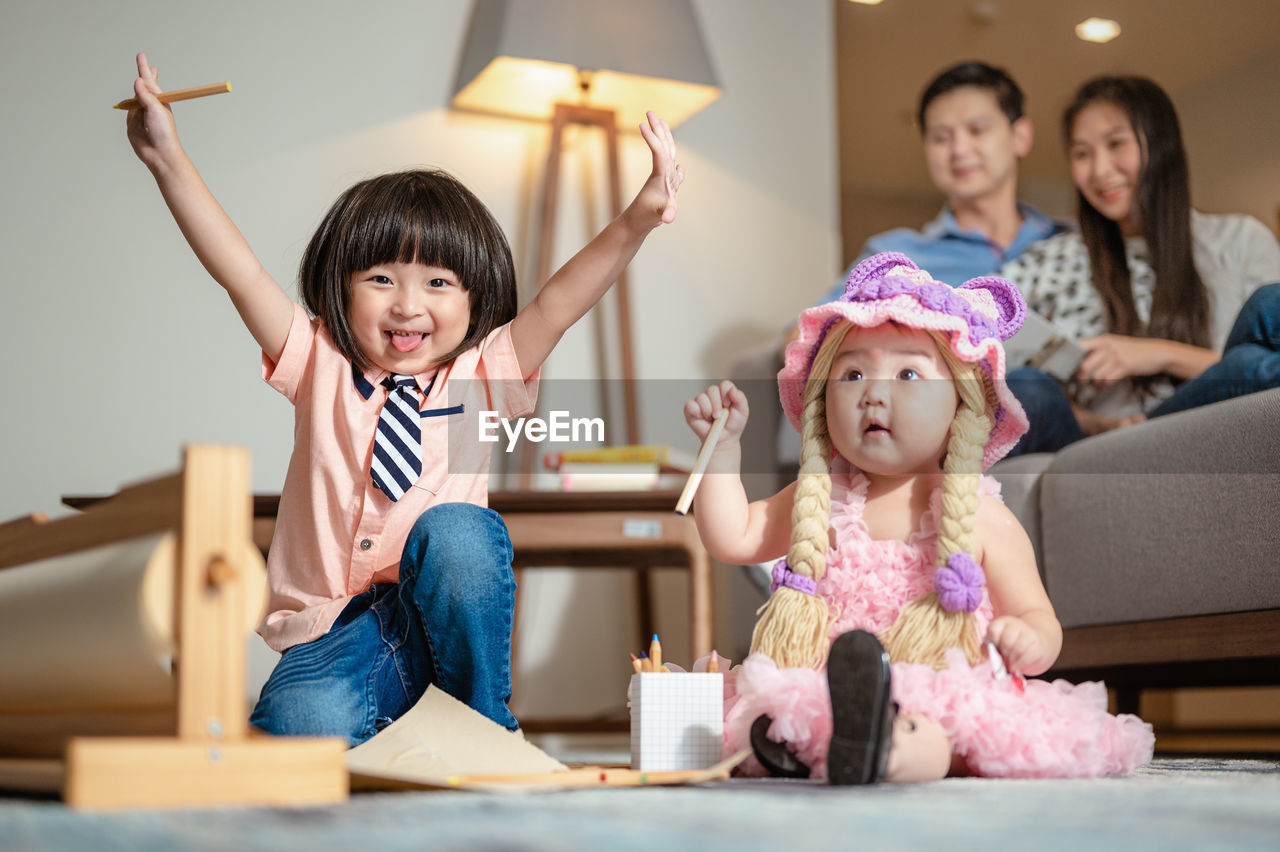 PORTRAIT OF A SMILING GIRL SITTING ON FLOOR