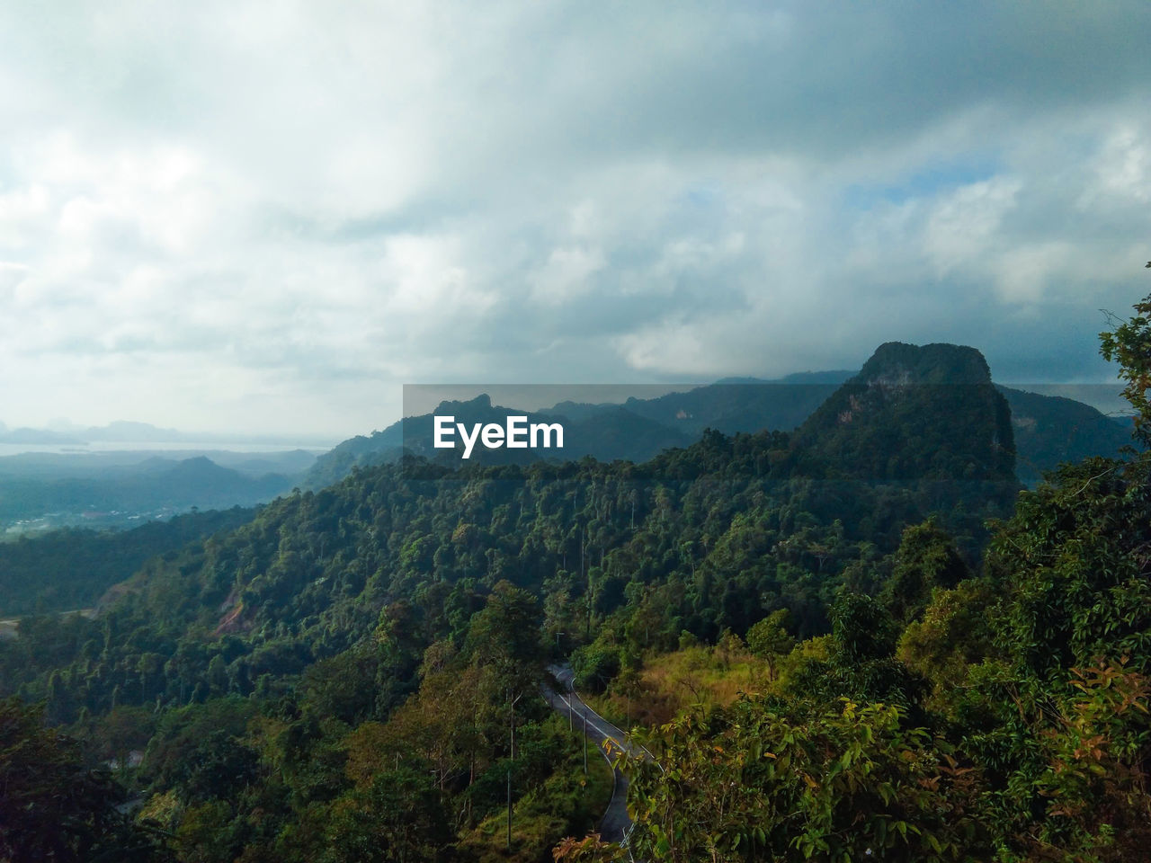 SCENIC VIEW OF GREEN MOUNTAINS AGAINST SKY