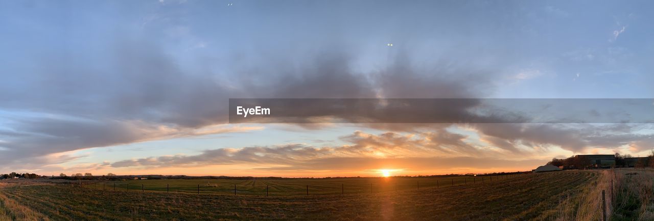 PANORAMIC VIEW OF AGRICULTURAL LANDSCAPE AGAINST SKY DURING SUNSET