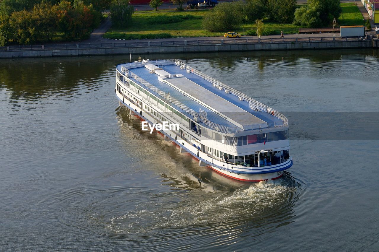 HIGH ANGLE VIEW OF BOAT IN RIVER