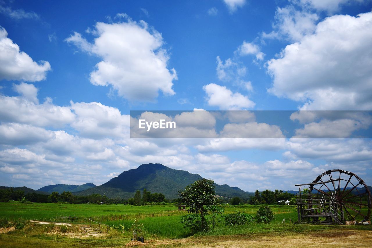 SCENIC VIEW OF FIELD AGAINST CLOUDY SKY