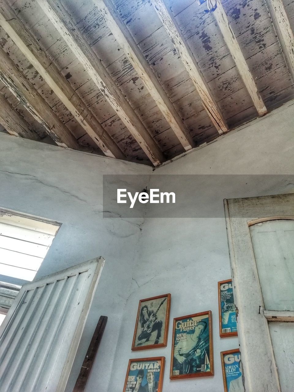 LOW ANGLE VIEW OF BUILDING CEILING