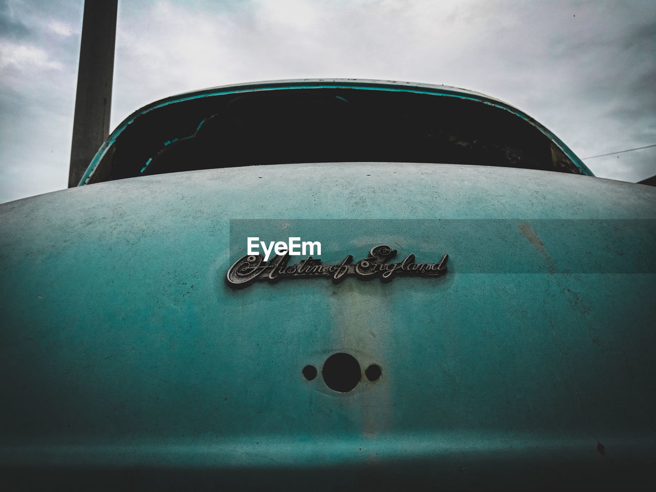 LOW ANGLE VIEW OF OLD RUSTY CAR