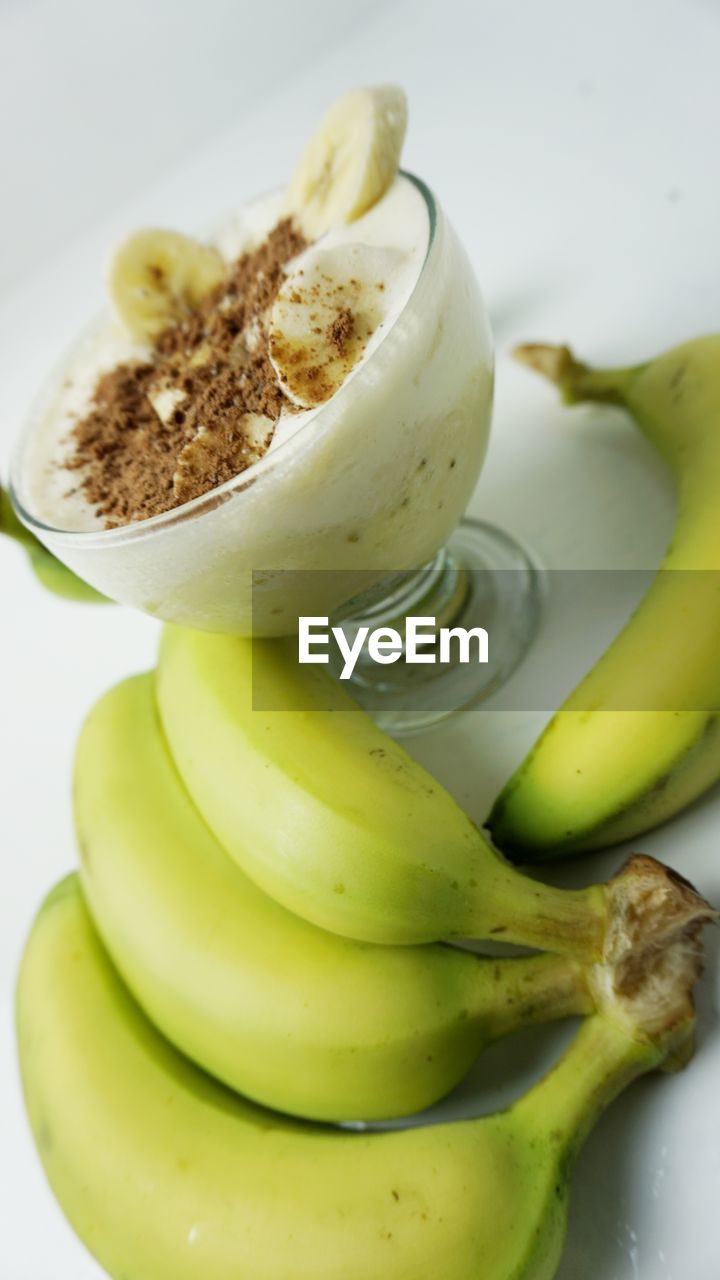 HIGH ANGLE VIEW OF LEMON IN BOWL