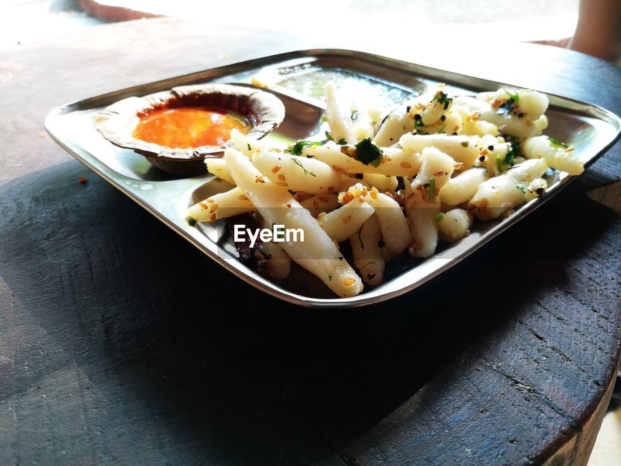 HIGH ANGLE VIEW OF VEGETABLES ON TABLE