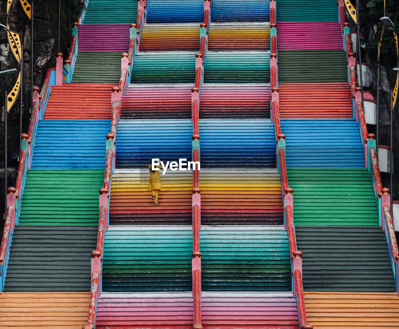 HIGH ANGLE VIEW OF MULTI COLORED PENCILS ON STAIRCASE