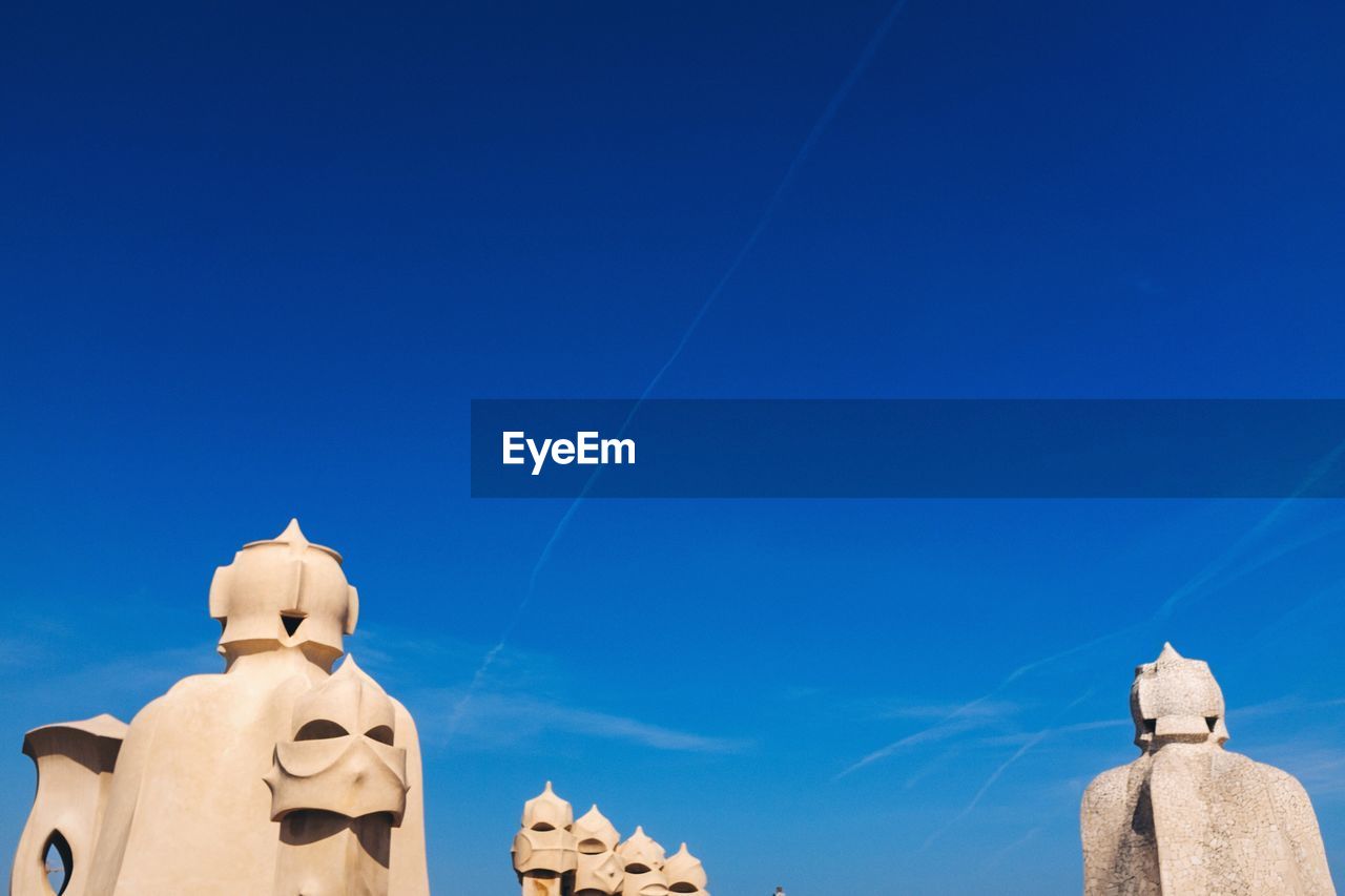 LOW ANGLE VIEW OF BUILT STRUCTURE AGAINST CLEAR BLUE SKY