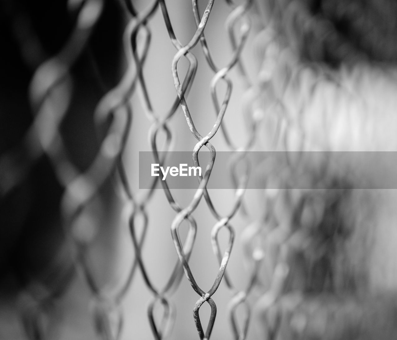 FULL FRAME SHOT OF CHAINLINK FENCE