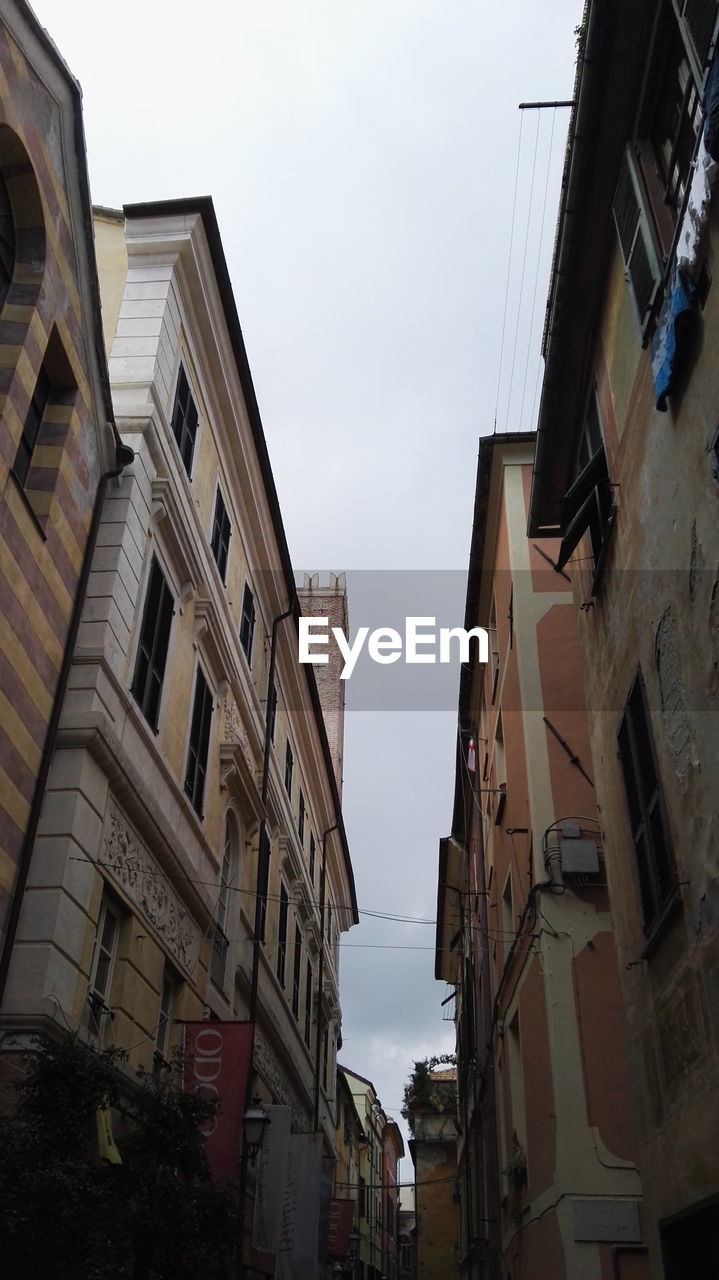 LOW ANGLE VIEW OF BUILDINGS AGAINST SKY