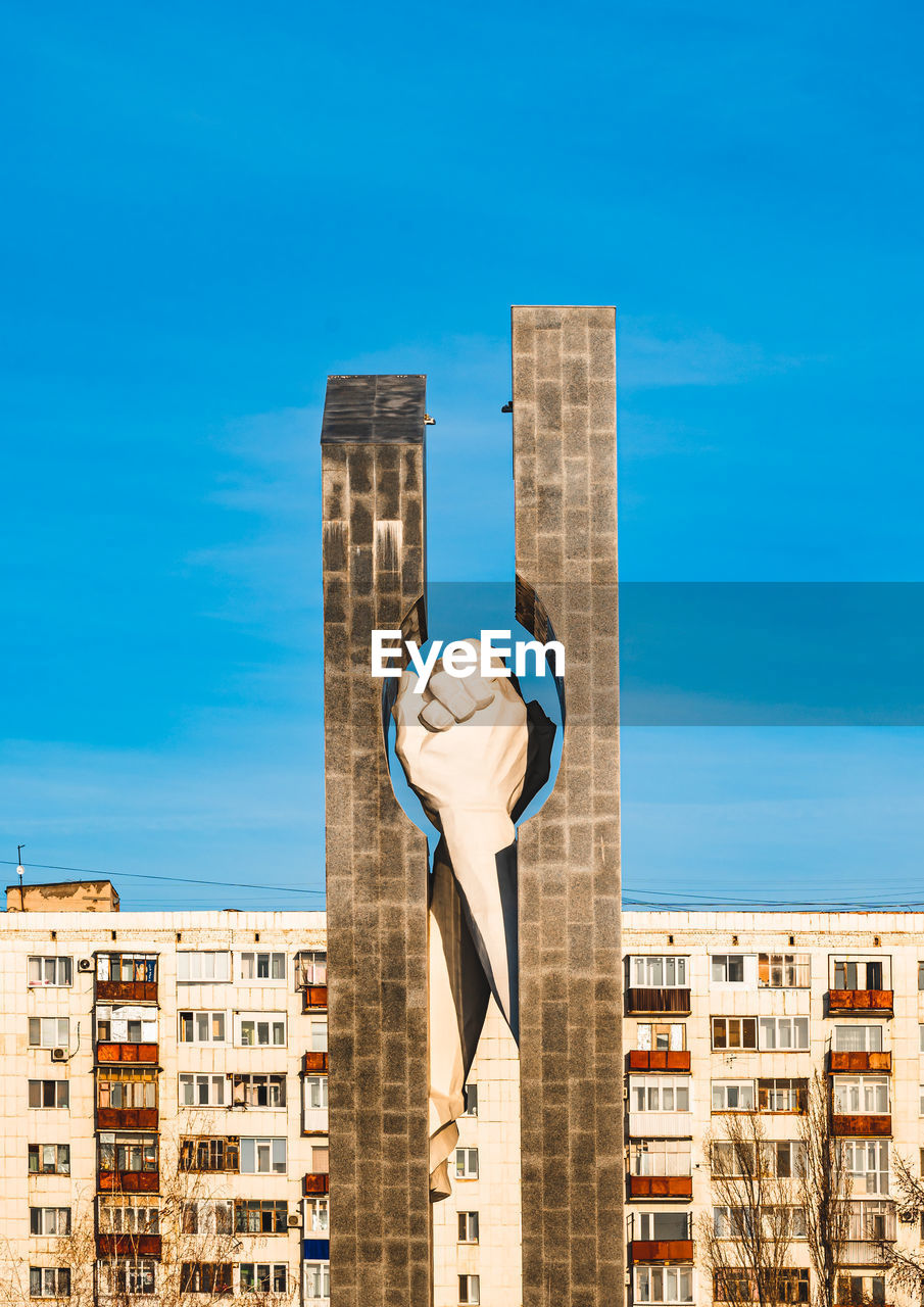 LOW ANGLE VIEW OF STATUE AGAINST BUILDINGS IN CITY