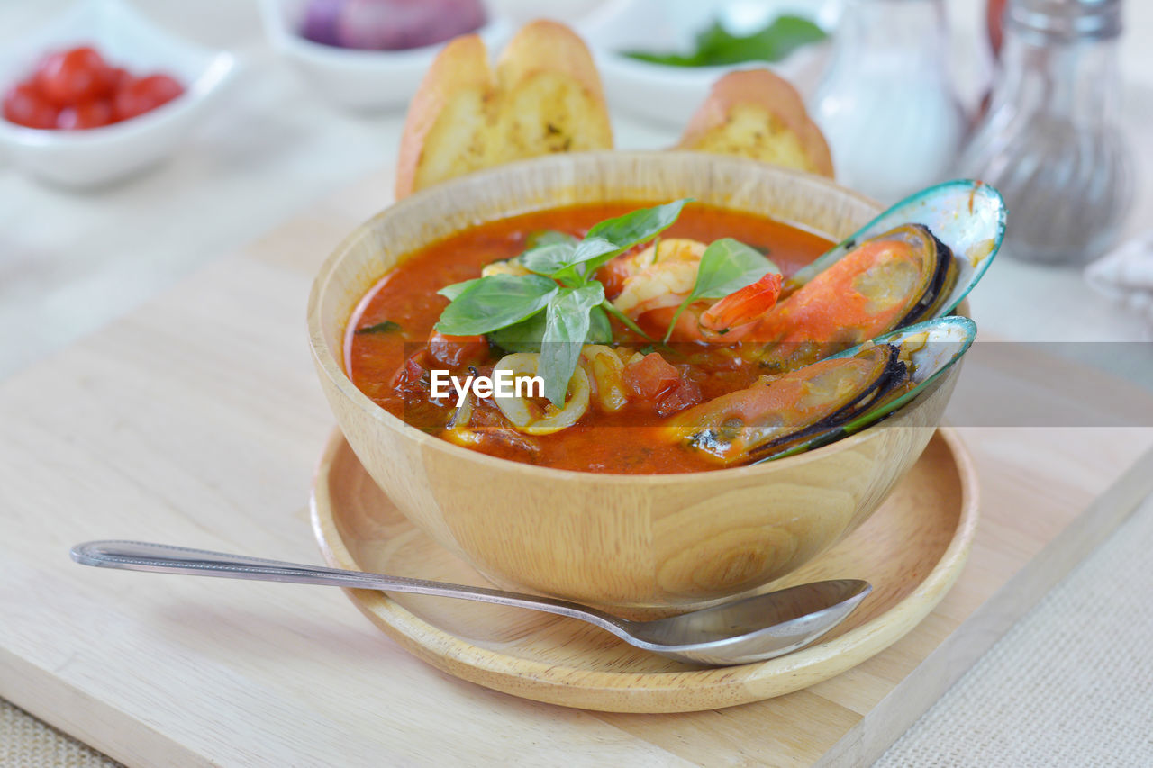 CLOSE-UP OF FOOD IN BOWL