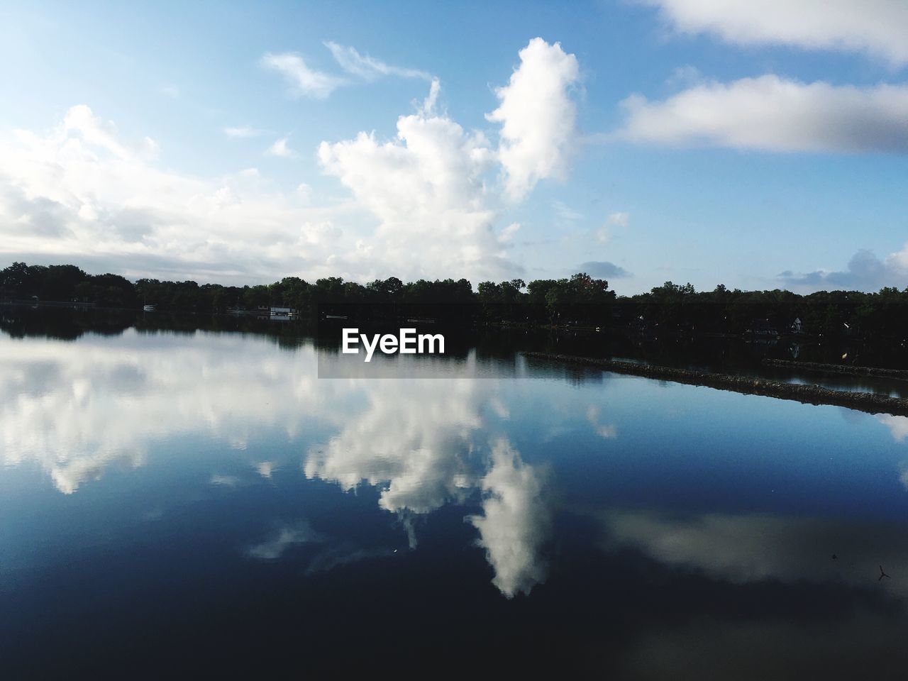 PANORAMIC SHOT OF LAKE AGAINST SKY