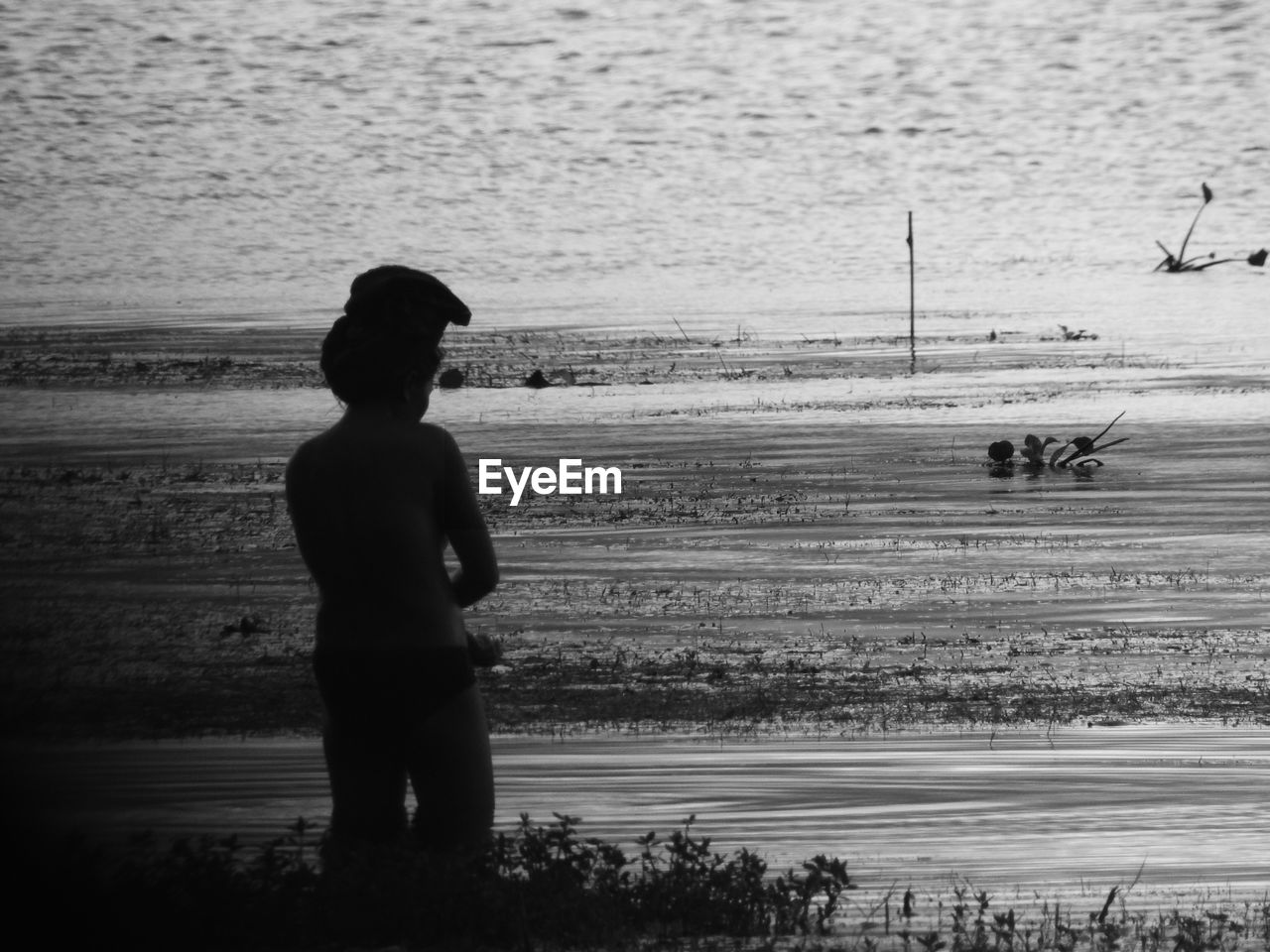 REAR VIEW OF SILHOUETTE PERSON STANDING ON BEACH