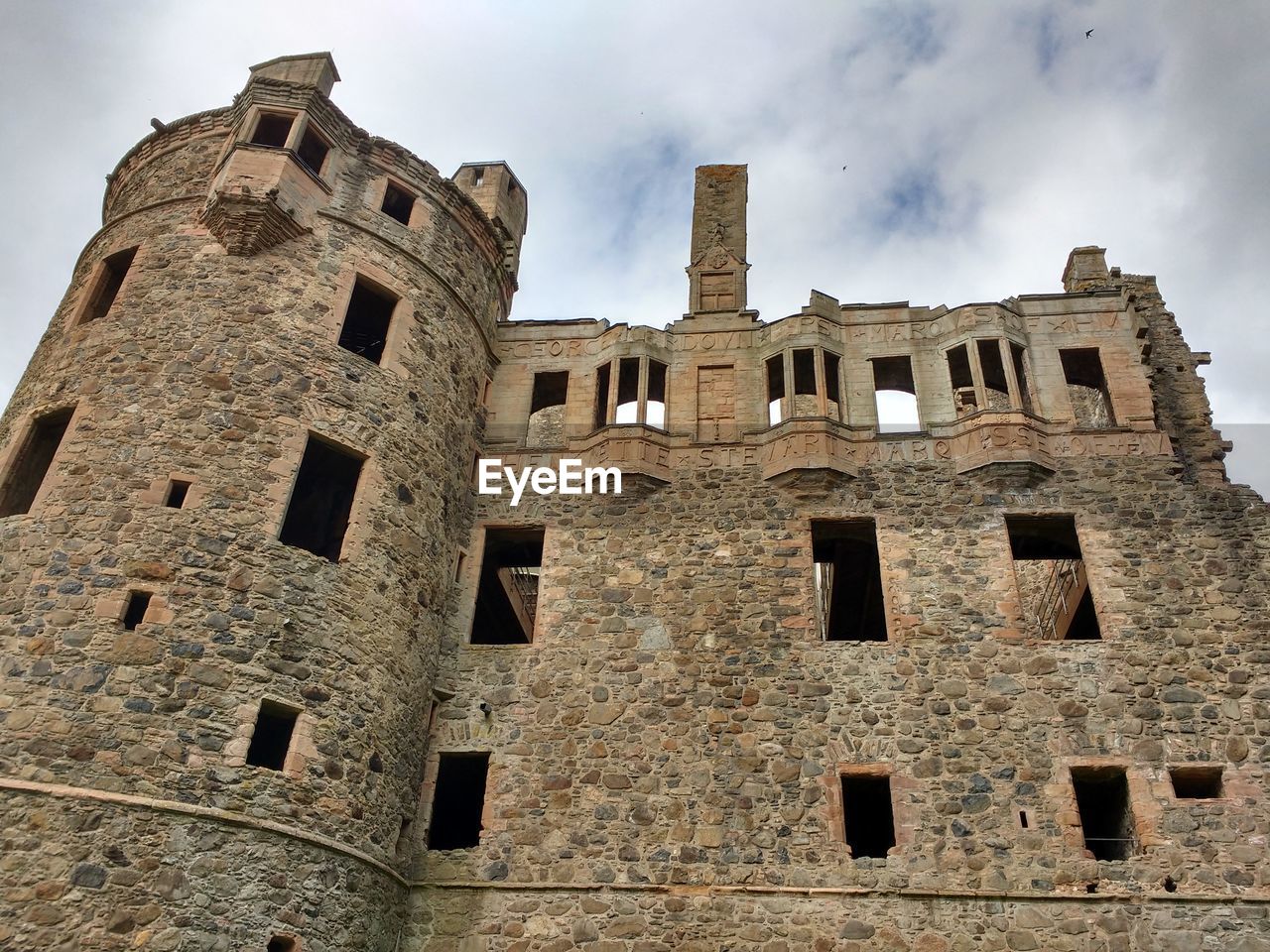 LOW ANGLE VIEW OF HISTORIC BUILDING AGAINST SKY