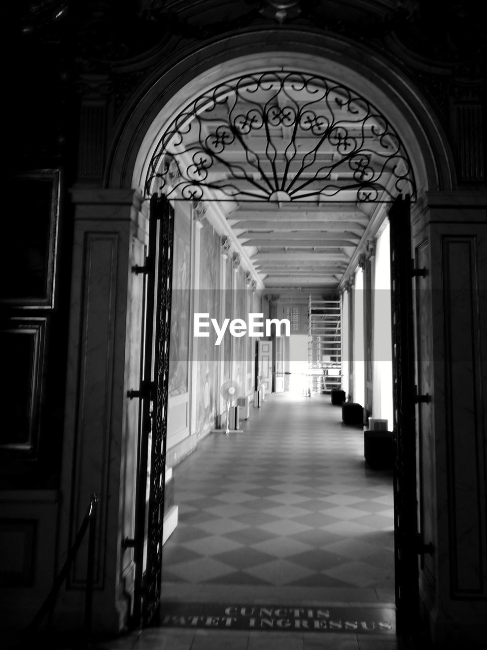 INTERIOR OF EMPTY CORRIDOR OF BUILDING