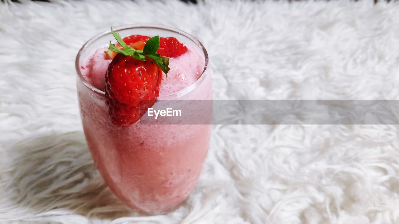 CLOSE-UP OF ICE CREAM ON GLASS