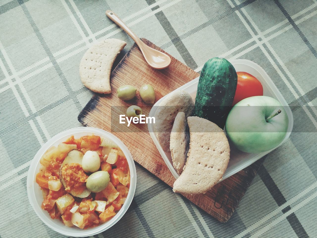 HIGH ANGLE VIEW OF FRUITS IN BOWL