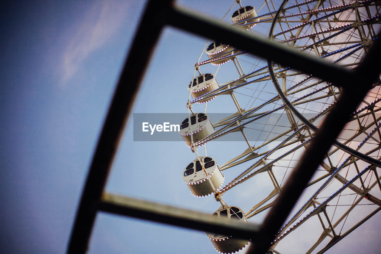 LOW ANGLE VIEW OF FERRIS WHEEL AGAINST CLEAR BLUE SKY