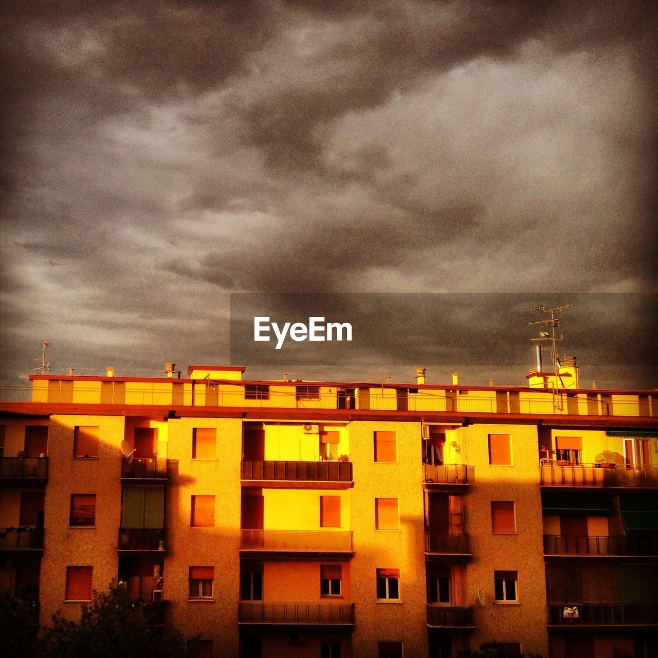 LOW ANGLE VIEW OF CLOUDY SKY OVER BUILDINGS