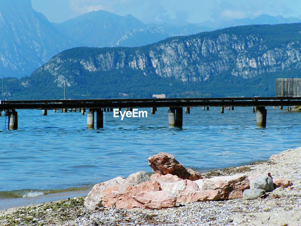 SCENIC VIEW OF LAKE AGAINST MOUNTAIN RANGE