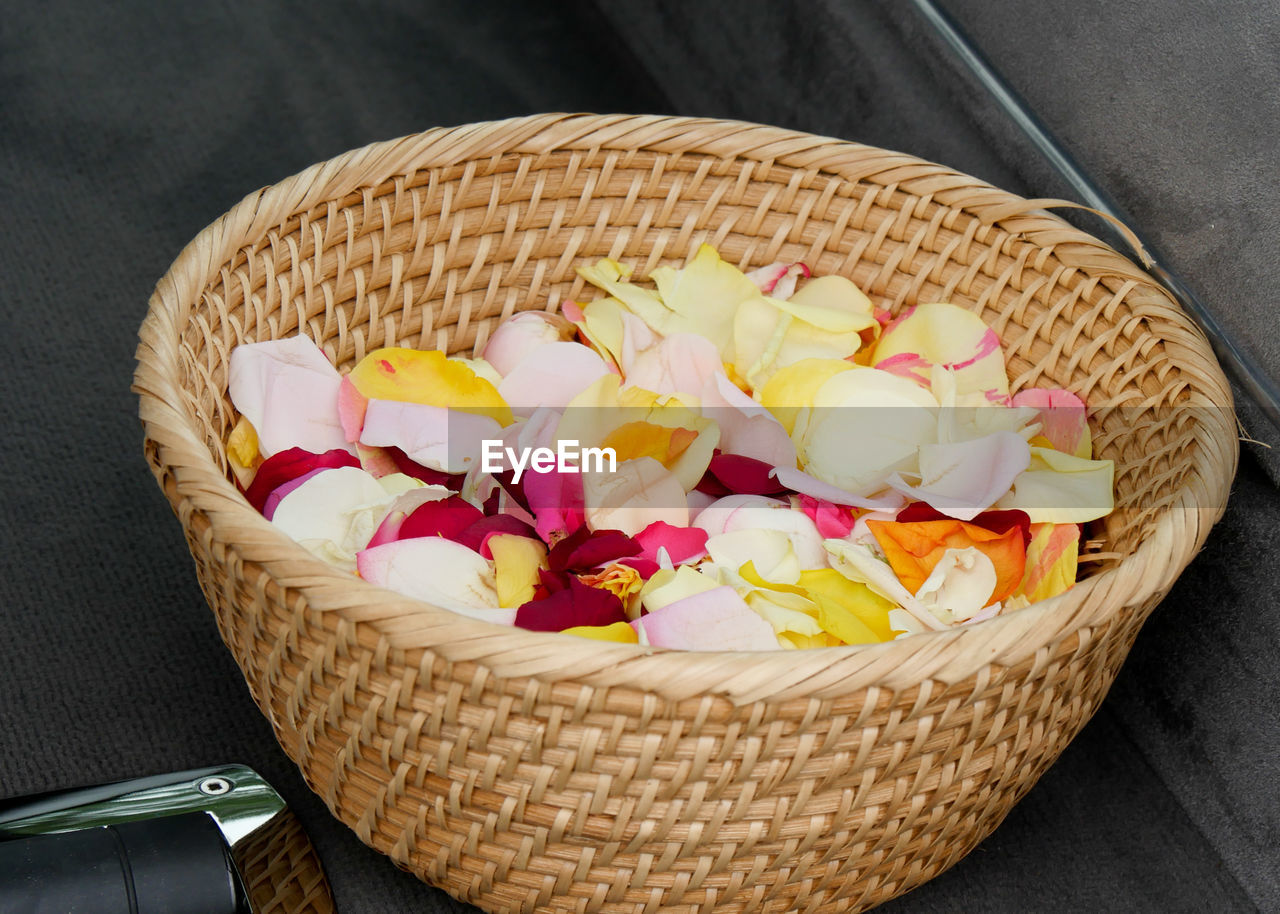 HIGH ANGLE VIEW OF FLOWERS IN BASKET ON WICKER