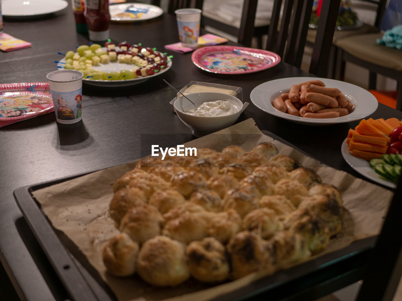 HIGH ANGLE VIEW OF FOOD IN PLATE