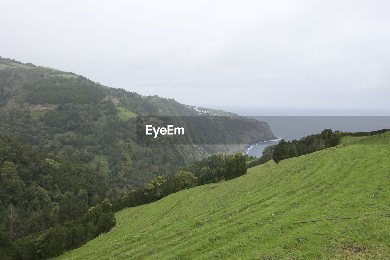 SCENIC VIEW OF LAND AND MOUNTAINS AGAINST SKY