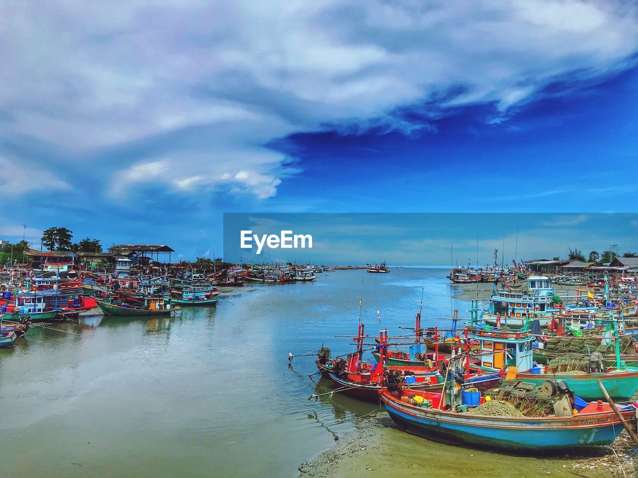 FISHING BOATS IN SEA AGAINST SKY