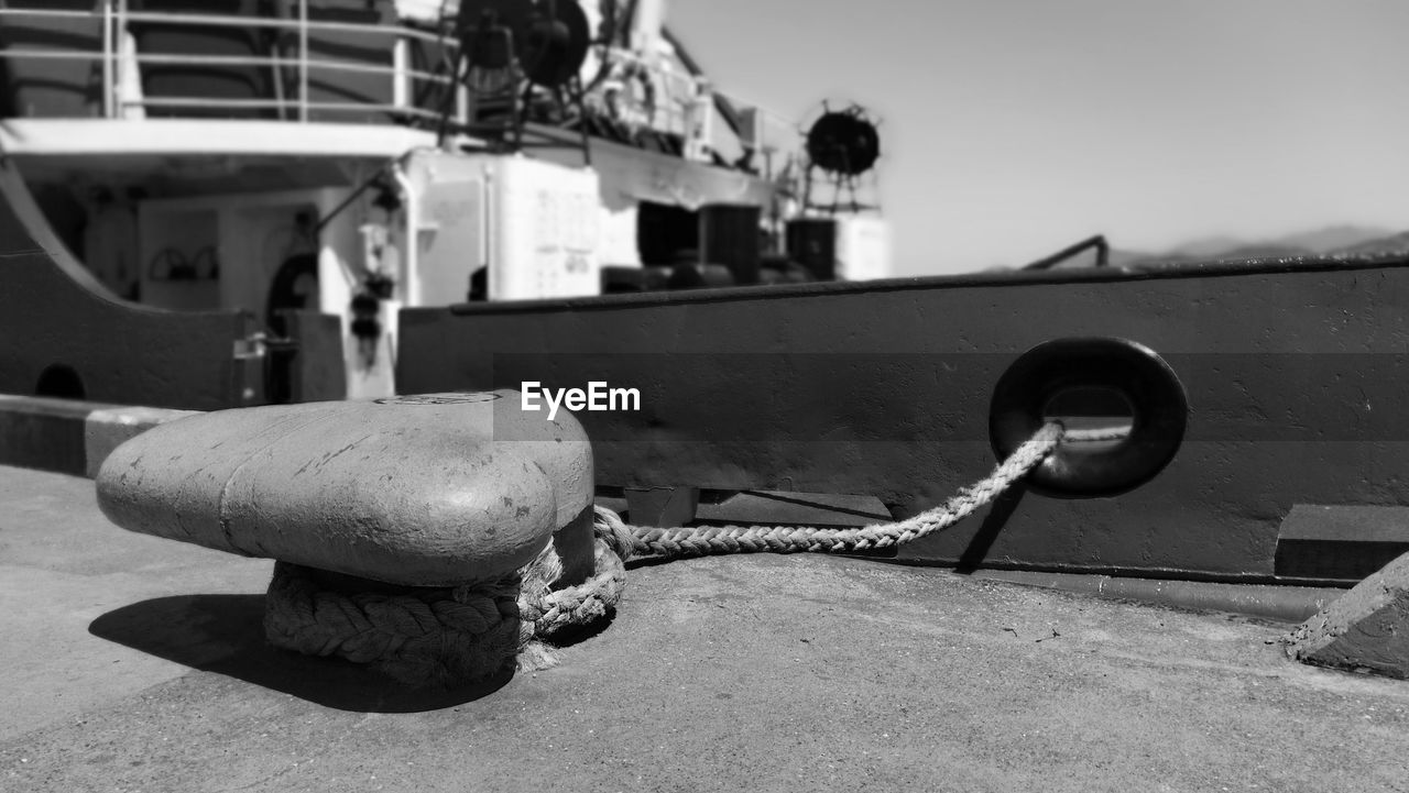 CLOSE-UP OF ROPE TIED TO METAL