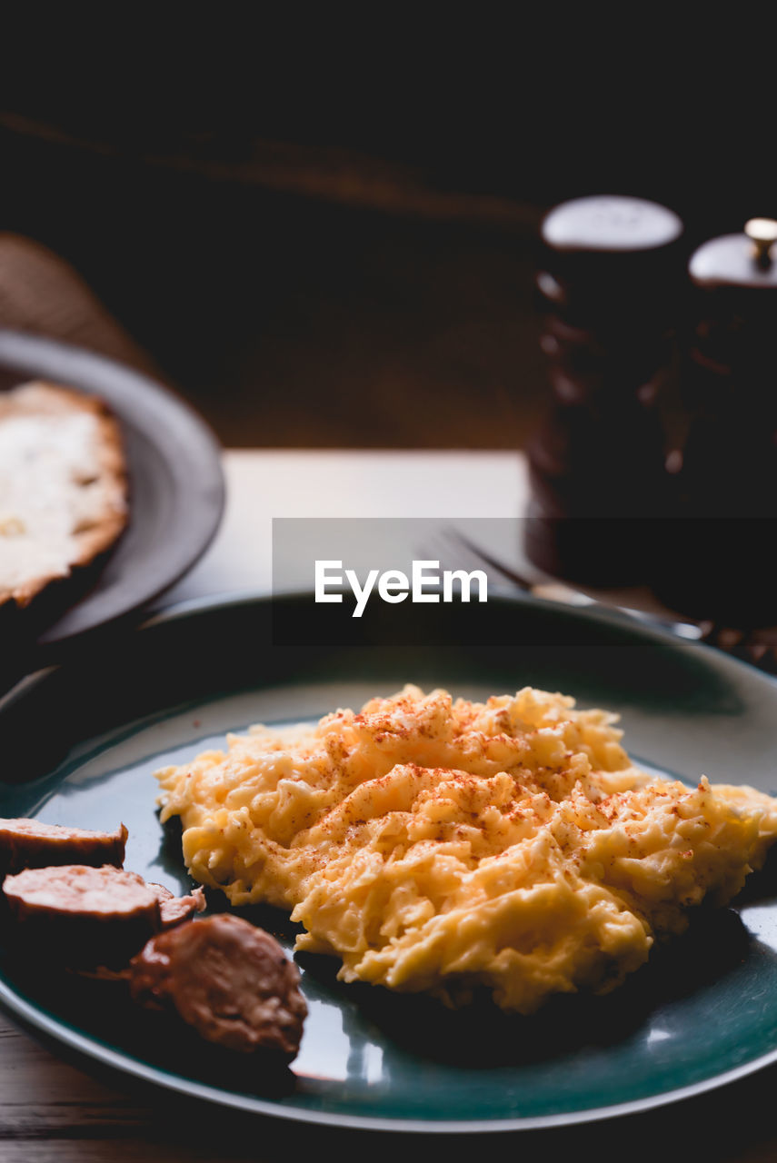 CLOSE-UP OF BREAKFAST IN PLATE