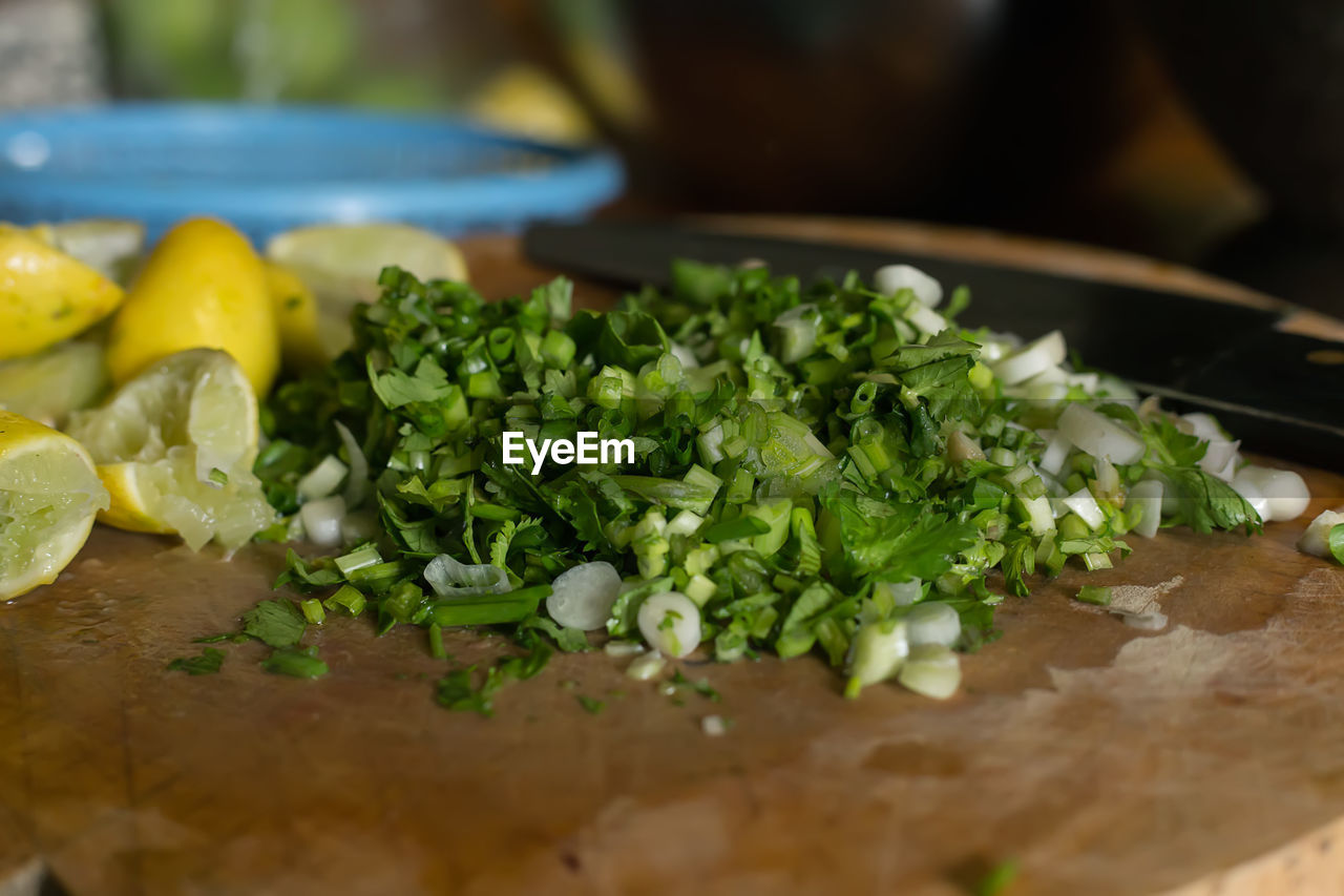 CLOSE-UP OF CHOPPED FRUITS ON CUTTING BOARD